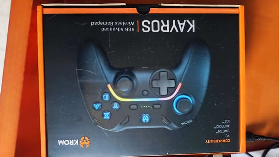 KROM KRYSTAL - Controller Wireless Trasparente Bluetooth 5.0, RGB, 17 Tasti Personalizzabili, Vibrazione Duale, Macro, Compatibile con PC/Switch/Switch 2/iOS/Android