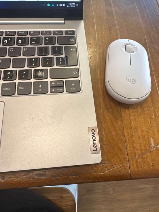 Mouse Logitech Pebble - Wireless Bluetooth/2.4GHz, Design Sottile, Click Silenziosi