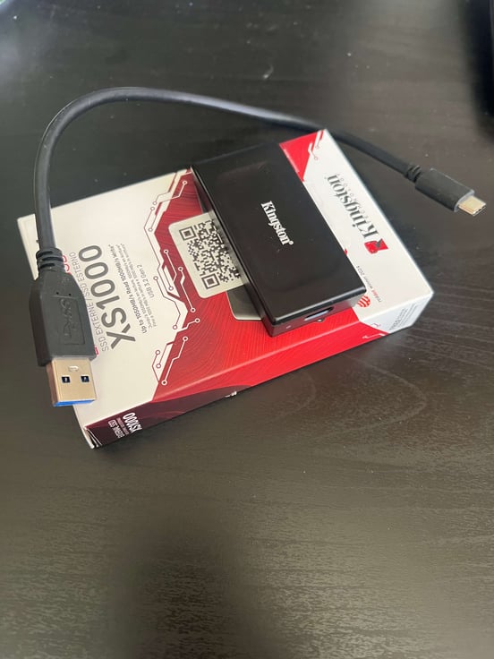 SSD Esterno Kingston XS1000 2TB – USB 3.2 Gen 2, Portatile, Rosso, Nuovo