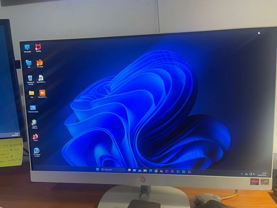 HP Tout-en-un 27-cr0008ns AMD Ryzen 3 7320U/8 Go/SSD 512 Go